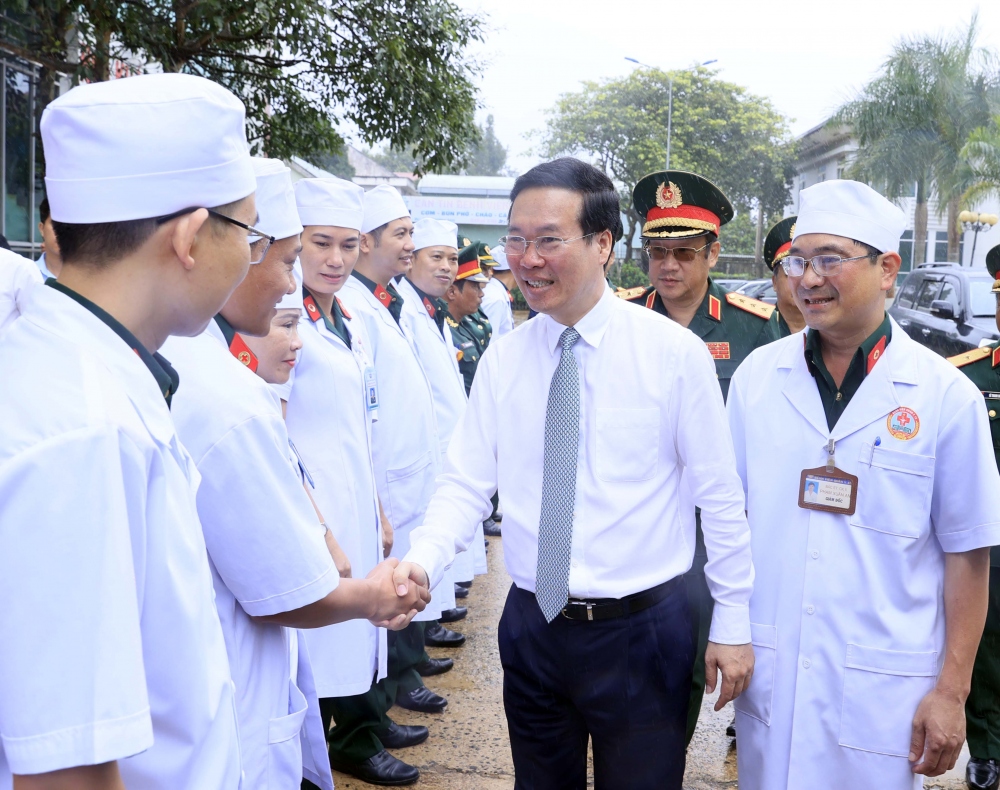  Chủ tịch nước đã thăm, động viên các y, bác sĩ và người lao động Bệnh viện Quân y 15