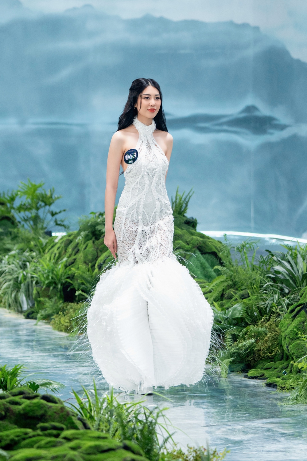 Bộ trang phục do thí sinh Đỗ Thị Lan Anh trình diễn được làm từ lon sữa tái chế, chỉ tơ, sợi quang học thừa từ các công trình xây dựng… Mẫu trang phục này theo tiết lộ của Lan Anh giống như một cây san hồ ở dưới đáy biển. Và thông điệp mà bộ trang phục muốn lan tỏa chính là mong muốn mọi người gìn giữ môi trường biển trong sạch nhất…