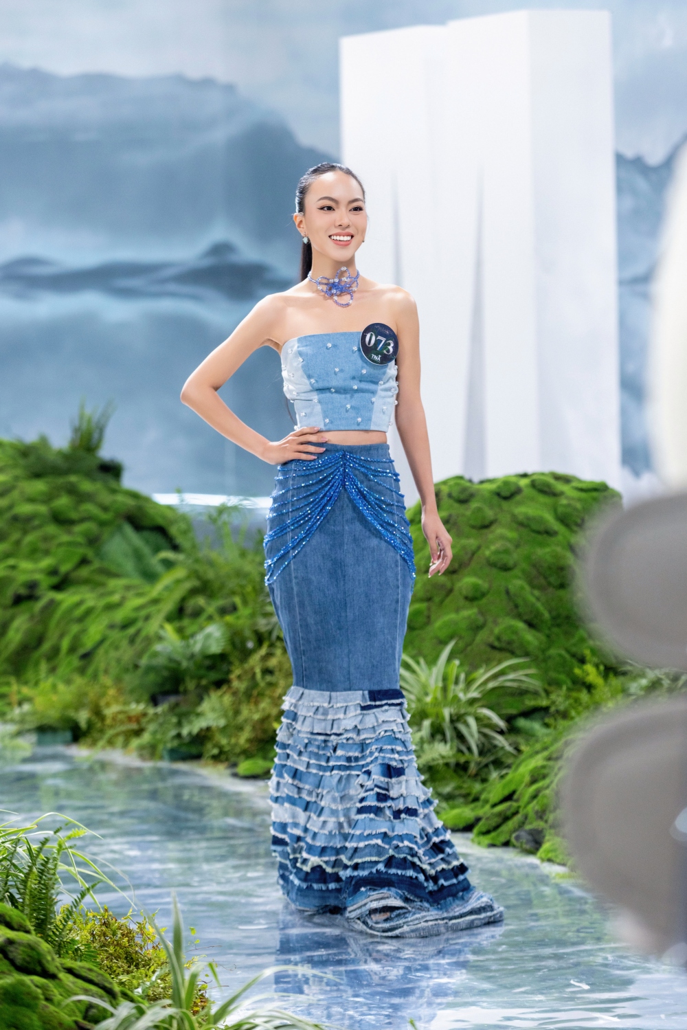 Bộ trang phục mà Hồ Thụy Yến Nhi mặc có tên gọi là Rừng vàng Biển bạc với phần chân váy là rừng còn phần thân trên đại diện cho biển với các hạt ngọc trai đính kèm. Bộ trang phục được Yến Nhi và các bạn trong CLB Thời trang làm hoàn toàn từ các hạt nhựa lấy từ các vựa ve chai cùng với các mảnh vải jeans cũ…