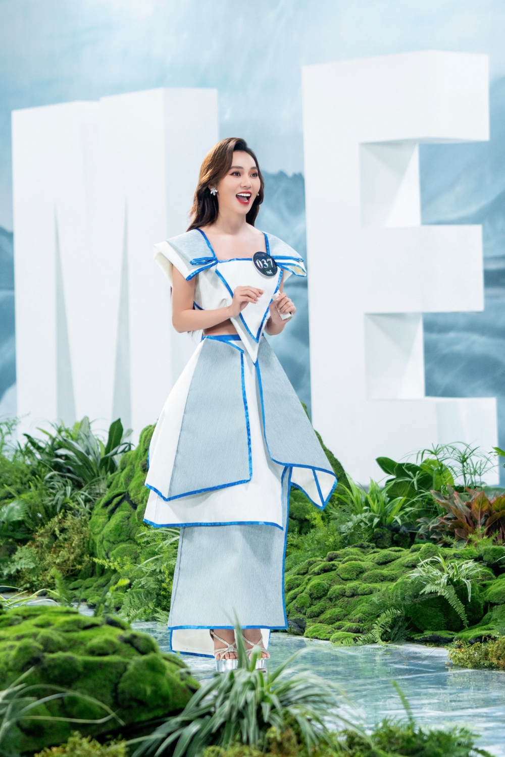 Với chất liệu là giấy dán tường chống cháy, NTK trẻ Trần Quốc Dũng muốn chuyển tải thông điệp bảo vệ rừng với bộ trang phục trên người của thí sinh Hoàng Thị Kim Chi