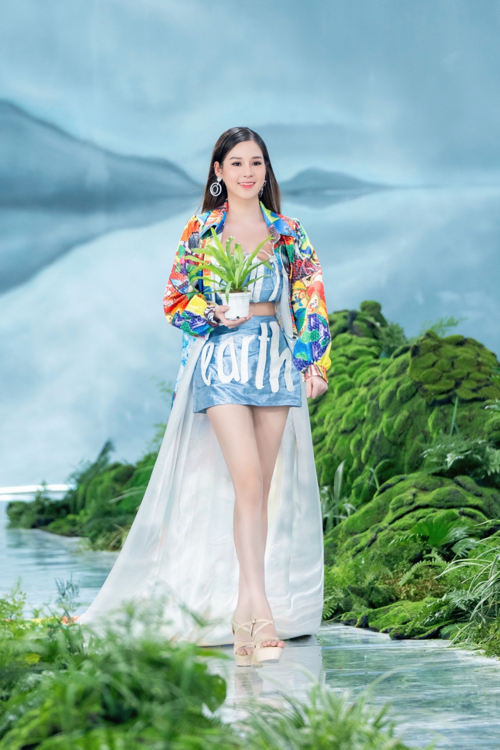 Nguyễn Hoài Linh tiết lộ chiếc áo khoác được làm từ tấm phông bạt nhựa, trong khi áo và váy hoàn toàn được làm từ vải tái chế…