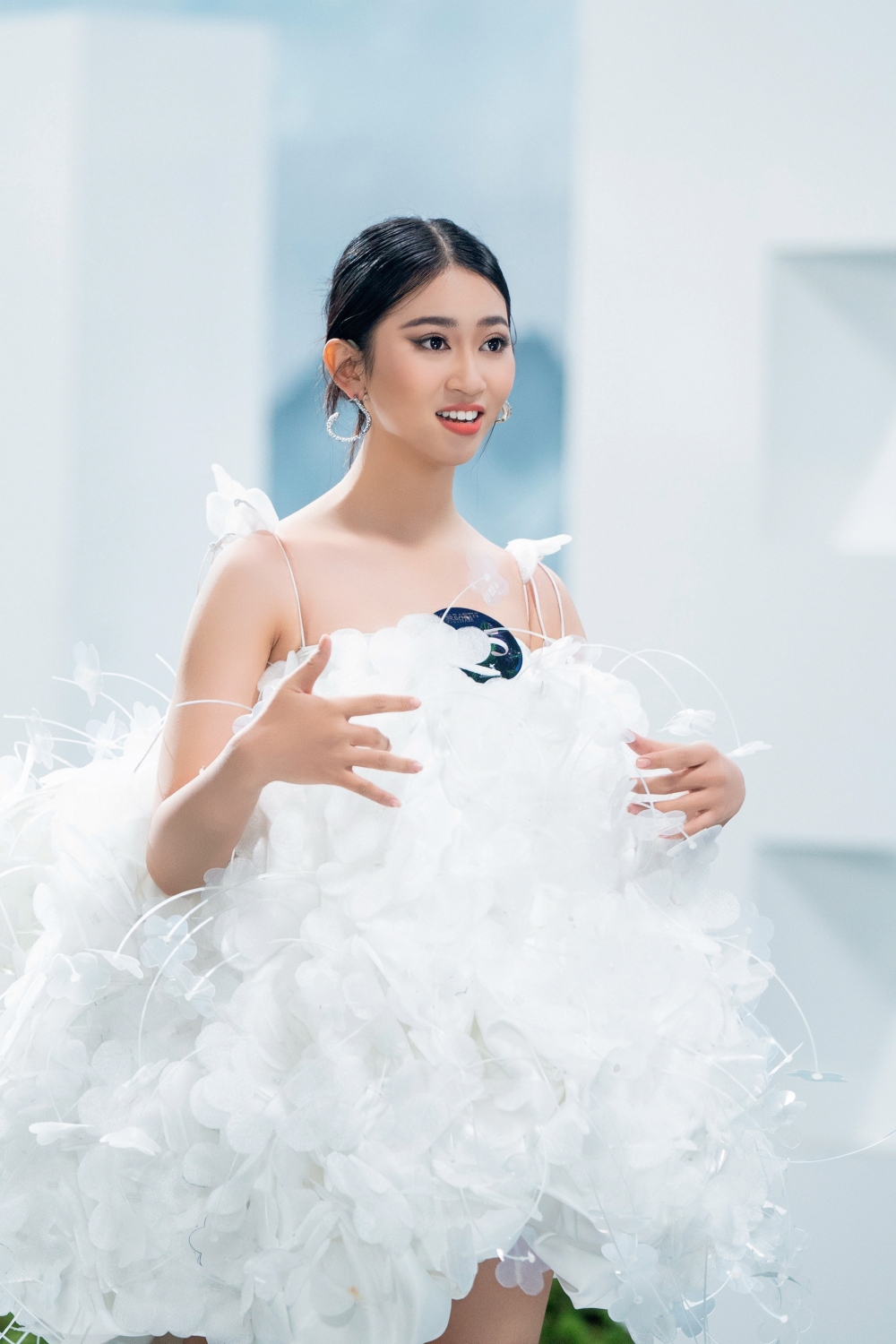 Mẫu thiết kế được làm từ hộp nhựa dùng một lần và túi nilon, thật sự đã làm nổi bật thí sinh Phạm Thị Yến.