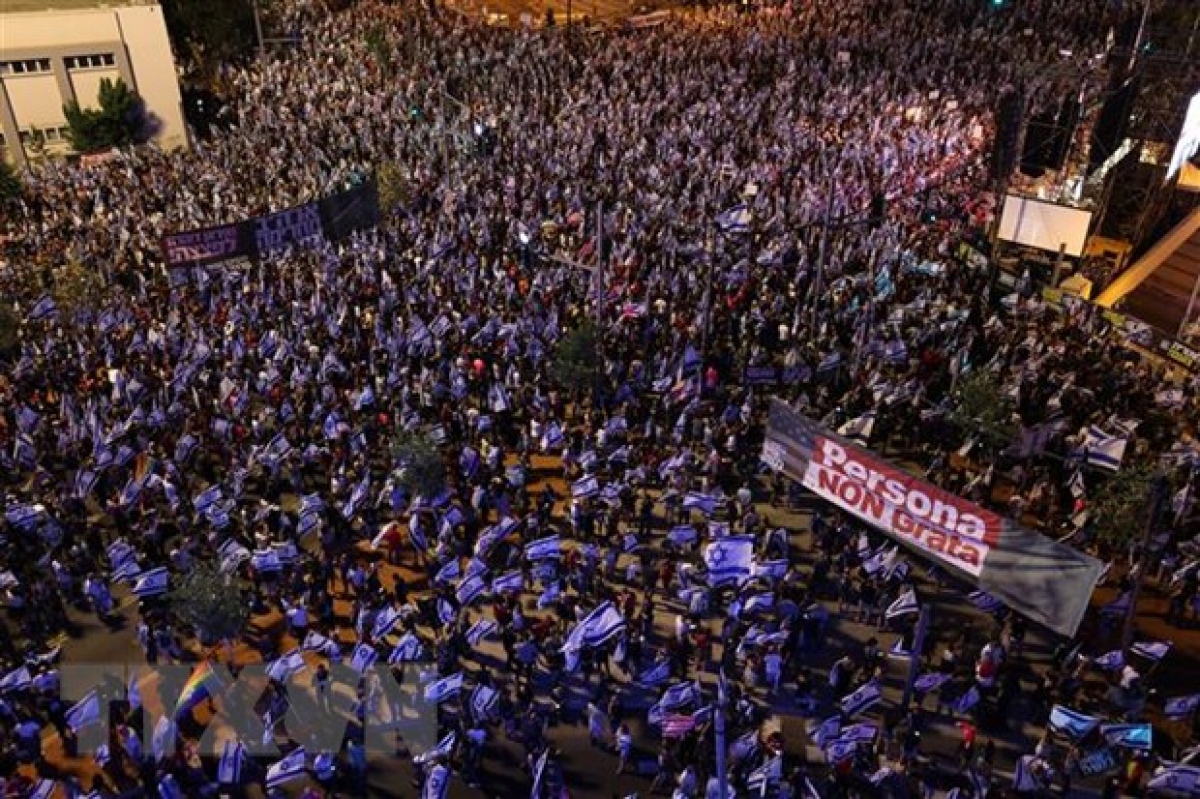 Người dân Israel biểu tình phản đối cải cách tư pháp tại thành phố Tel Aviv ngày 15/7. (Ảnh: AFP/TTXVN)