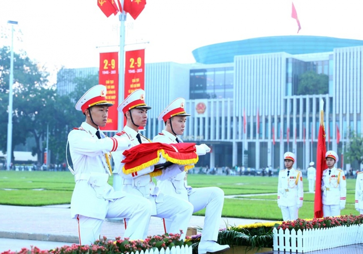 Các chiến sỹ tiêu binh mang Quốc kỳ chuẩn bị thực hiện Nghi lễ Thượng cờ tại Quảng trường Ba Đình kỷ niệm 78 năm Quốc khánh Việt Nam (Ảnh: TTXVN)