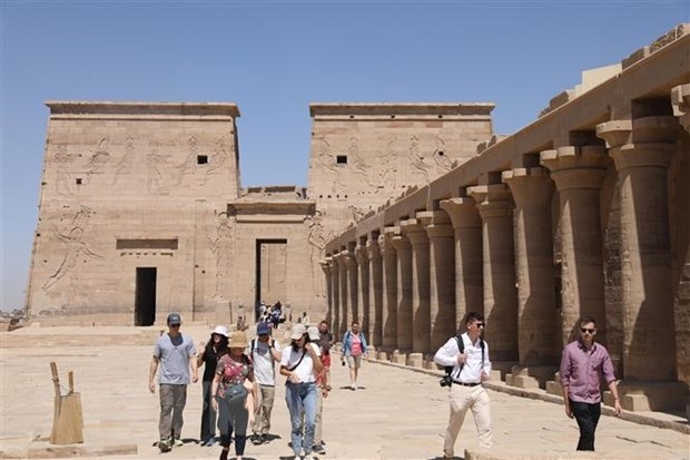 Khách du lịch tham quan khu Đền Philae ở Aswan, Ai Cập. (Ảnh: THX/TTXVN)
