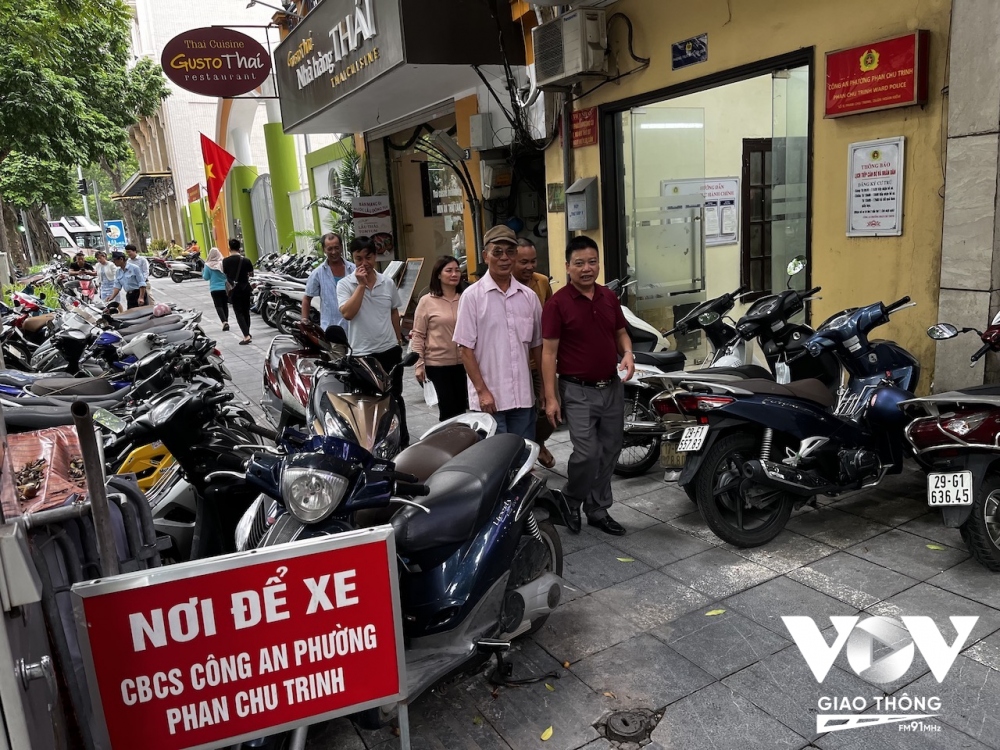 Thậm chí, ngay cả cơ quan nhà nước cũng "chiếm" luôn vỉa hè, làn đường cho người khiếm thị để làm nơi để xe cho cán bộ nhân viên với bảng hiệu rõ ràng.