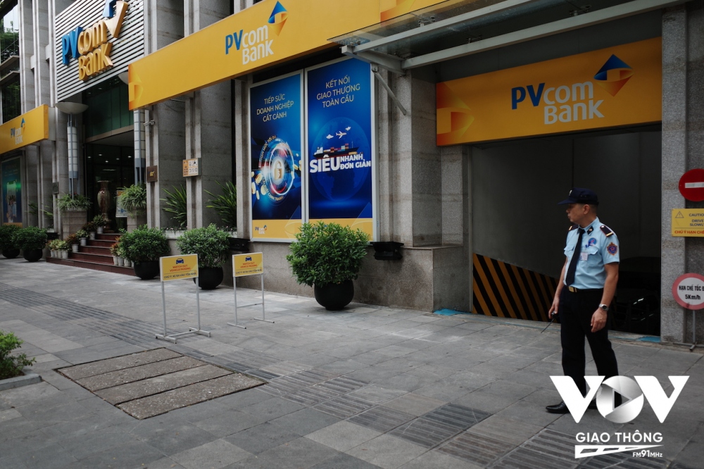 VỈa hè là nơi phục vụ việc đi lại của người dân, nhưng ở nhiều nơi các công ty, thậm chí cơ quan nhà nước thường mặc nhiên coi là của họ, để sử dụng cho mục đích riêng.