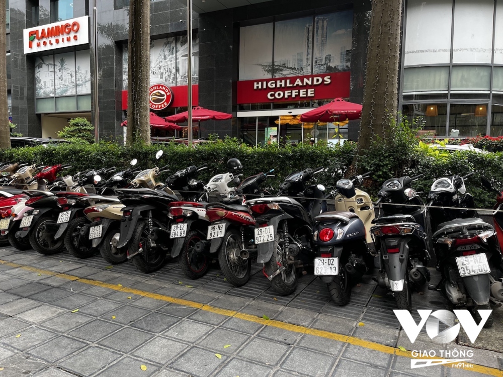 Tuy nhiên, trên thực tế hầu hết các làn đường này đều bị lấn chiếm và gần như không có cơ hội nào cho người khiếm thị được đi lại thoải mái trên vỉa hè mà không gặp trở ngại.