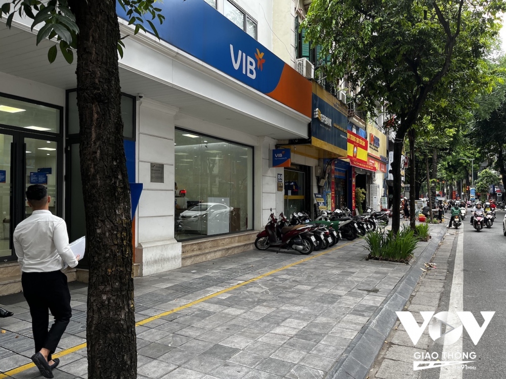 Thậm chí, chính quyền địa phương còn kẻ vạch để cho phép các đơn vị được sử dụng một phần vỉa hè làm nơi để xe, thế nhưng không biết "vô tình" hay cố ý, phần vỉa hè quy định làm nơi để xe lại cũng chiếm luôn làn đường của người khiếm thị.