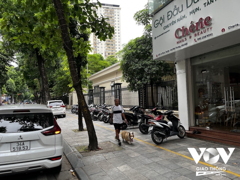 Với việc để xe như vậy, nếu người khiếm thị đi theo đúng làn đường của mình, chắc chắn sẽ bị cản trở và có thể xảy ra tai nạn.