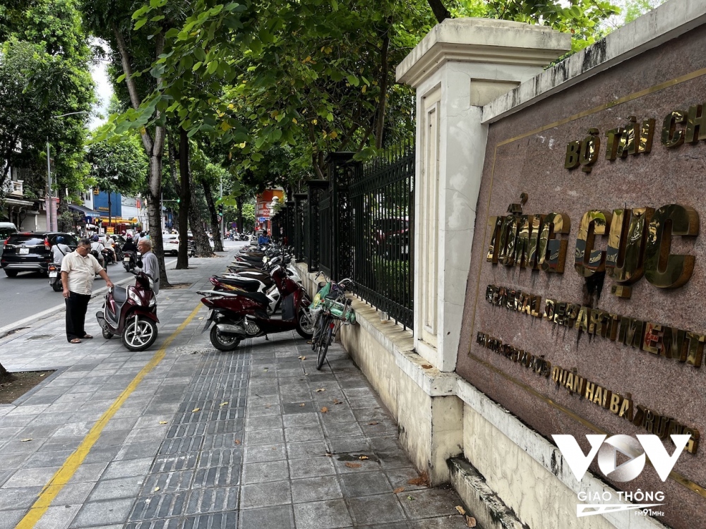 Nhà dân, công ty và cả các cơ quan nhà nước đều "vô tư" chiếm dụng vỉa hè, chiếm làn đường cho người khiếm thị làm nơi đỗ xe.
