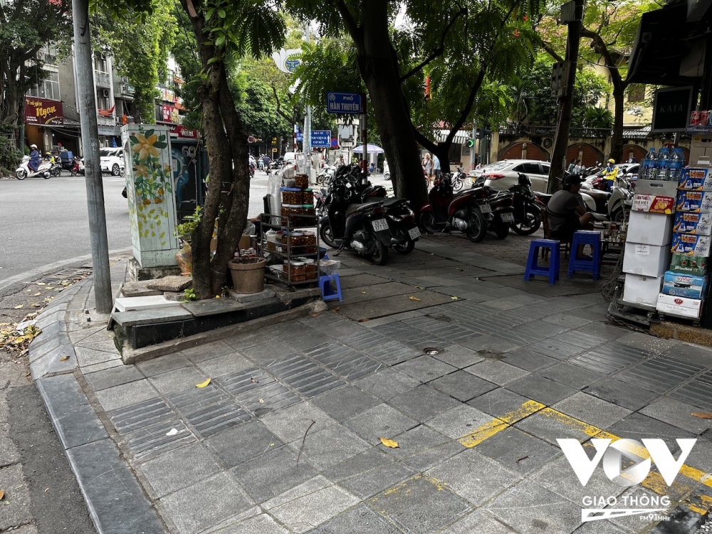 Chưa kể đến việc, có vẻ như người ta làm làn đường với gờ nổi như thế này chỉ để thể hiện rằng, có sự quan tâm tới người khiếm thị, mà không cần biết phải có những ký hiệu nhận biết. Ví dụ như trường hợp này, phần gờ nổi nối từ vỉa hè xuống lòng đường để sang đường không hề có ký hiệu hình tròn để người khiếm thị biết đây là điểm cuối của đường và là nơi để sang đường. Nếu cứ đi theo vạch chắc chắn sẽ gặp tai nạn khi người khiếm thị sẽ bước thẳng xuống lòng đường.