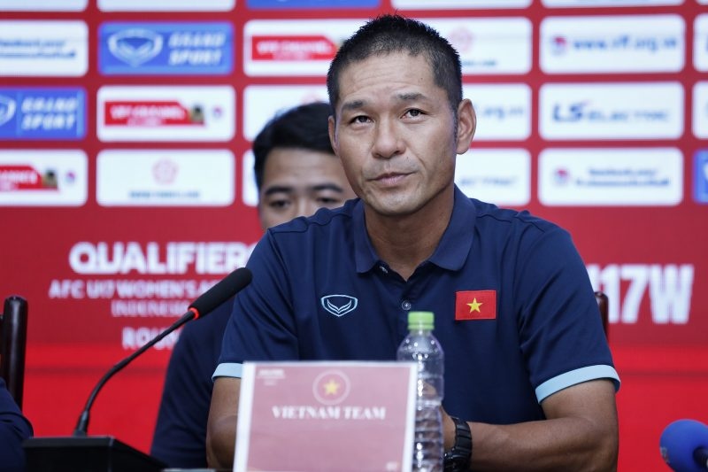 HLV Akira Ijiri trả lời họp báo trước vòng loại 2 giải U17 nữ châu Á 2024 (Ảnh: VFF)
