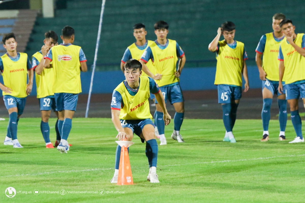 U23 Việt Nam làm quen sân Việt Trì tối 31/8 (Ảnh: VFF)
