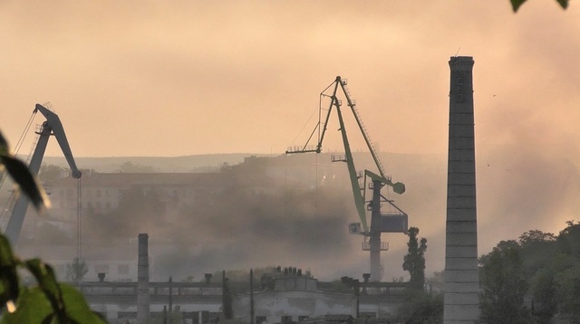 Khói đen bốc lên từ hướng xưởng tàu bị cháy ở Sevastopol ngày 13/9. Ảnh: Reuters