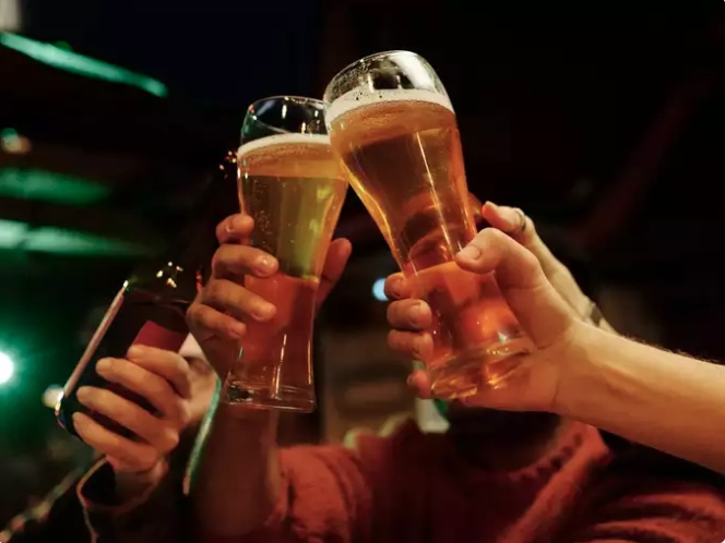 Chuyện hoang đường số 4, bia đóng chai tốt hơn bia lon: Cuộc tranh luận giữa bia chai và bia lon đã làm nảy sinh một huyền thoại dai dẳng khác. Trong khi một số người cho rằng bia đóng chai có hương vị và chất lượng vượt trội, còn những người khác tin rằng bia lon thân thiện với môi trường hơn, thì sự thật là cả hai phương pháp đóng gói đều có ưu và nhược điểm. Công nghệ đóng lon hiện đại đã được cải tiến đáng kể, đảm bảo bia lon giữ được hương vị và chất lượng. Việc lựa chọn giữa bia đóng chai và bia lon thường là vấn đề sở thích cá nhân hơn là lợi ích rõ ràng về sức khỏe hoặc hương vị.