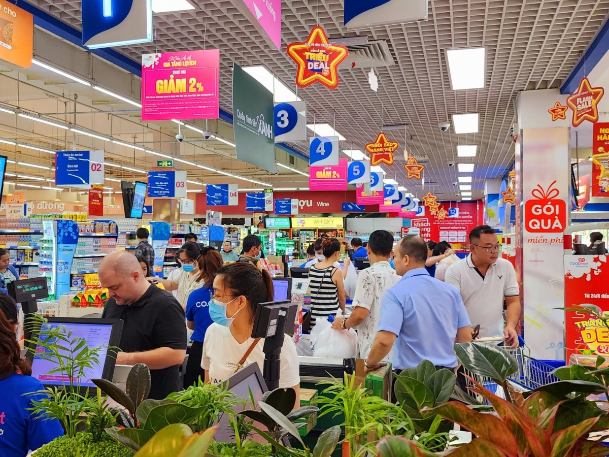 Dịp nghỉ lễ Quốc khánh 2/9 năm nay được xem là "cơ hội vàng" để các hệ thống siêu thị kích cầu tiêu dùng.