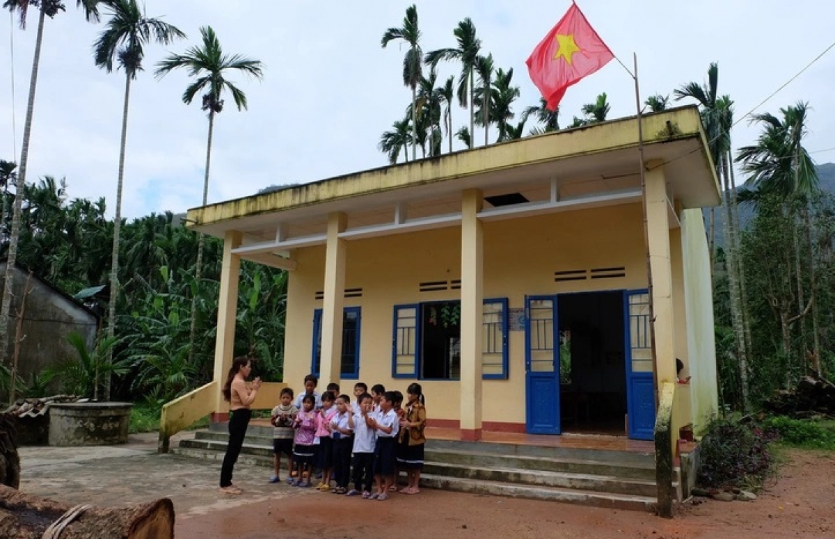 Tinh thần chung, lãnh đạo tỉnh Quảng Ngãi dự lễ khai giảng ở các trường sẽ không đánh trống, không phát biểu. Trong ảnh: cô và trò chuẩn bị đón năm học mới tại một điểm trường ở địa phương - Ảnh: TR.M.