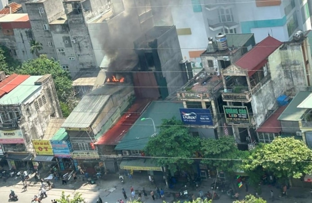Theo thông tin từ công an quận Hoàng Mai (Hà Nội), vào khoảng 10h30 ngày 6/9, tại ngôi nhà có địa chỉ tại số 37 đường Tam Trinh (phường Mai Động, Hoàng Mai) xảy ra vụ cháy.