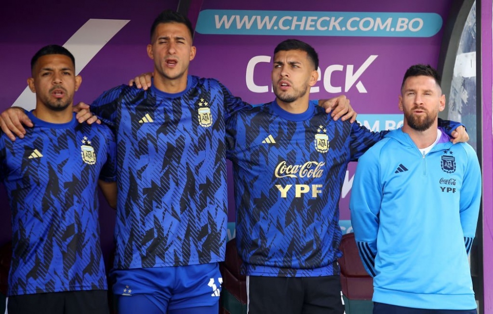 Messi làm trợ lý HLV ở trận Bolivia - Argentina (Ảnh: Getty)