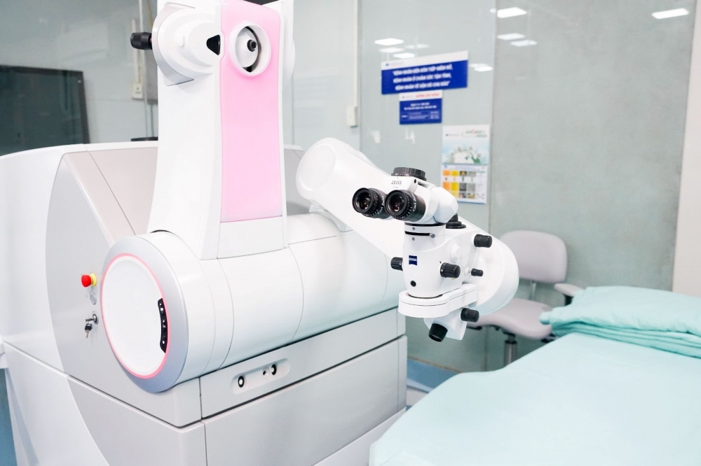 Máy VISUMAX 800 tại phòng phẫu thuật của Bệnh viện Mắt Quốc tế DND