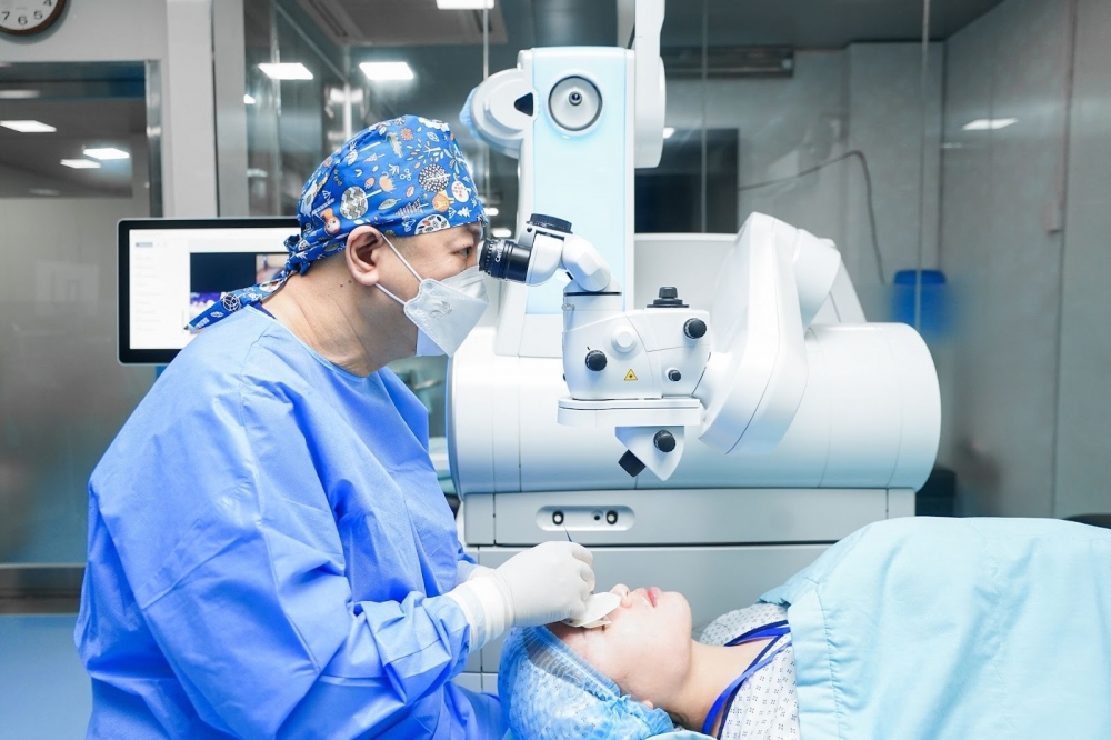 Bác sĩ Nguyễn Đăng Dũng - GĐ Bệnh viện Mắt Quốc tế DND trong quá trình phẫu thuật khúc xạ cho bệnh nhân bằng phương pháp SMILE pro DND