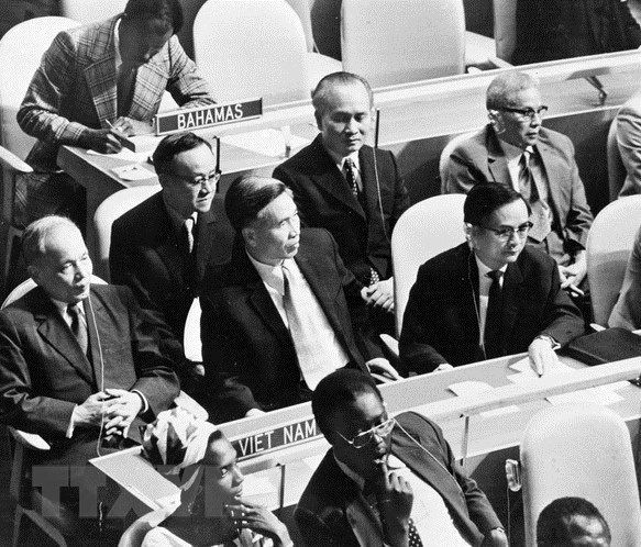 Ngày 20/9/1977, tại khóa họp thứ 32, Đại hội đồng LHQ thông qua Nghị quyết công nhận Việt Nam là thành viên của LHQ. (Ảnh: TTXVN)