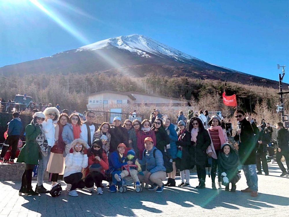 A group of Vietnamese tourists pose for a photo in front of Mount Fuji mountain in Japan (Photo: phunuonline.com.vn)