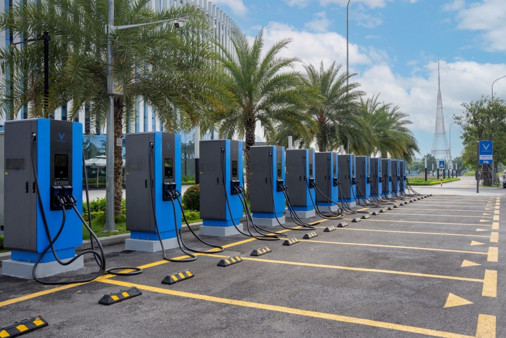Tháng 9 /2023, VinFast phủ sóng mạng lưới trạm sạc trên 106 tuyến quốc lộ, và hàng loạt tuyến cao tốc Việt Nam