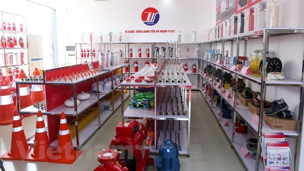 Thiết bị phòng chữa cháy tại 1 siêu thị chuyên ngành về phòng cháy chữa cháy - Ảnh: PV/Vietnam+