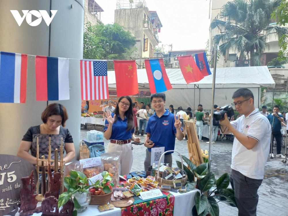Staff from VOV5 bring plenty of products from Laos, Cambodia, Thailand, and Indonesia to the fair.