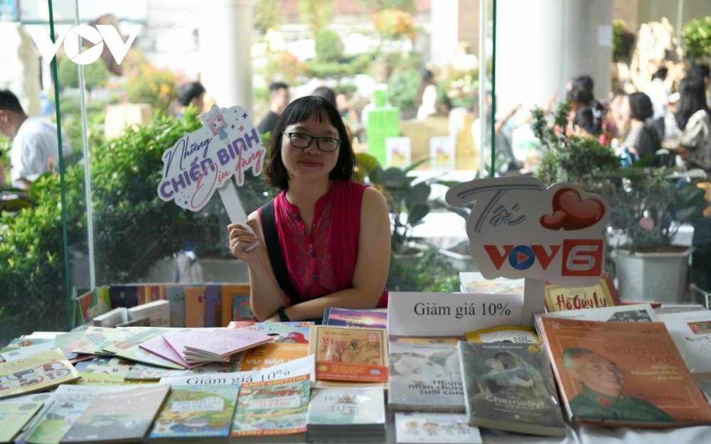 A book stall is being operated by staff of VOV6.