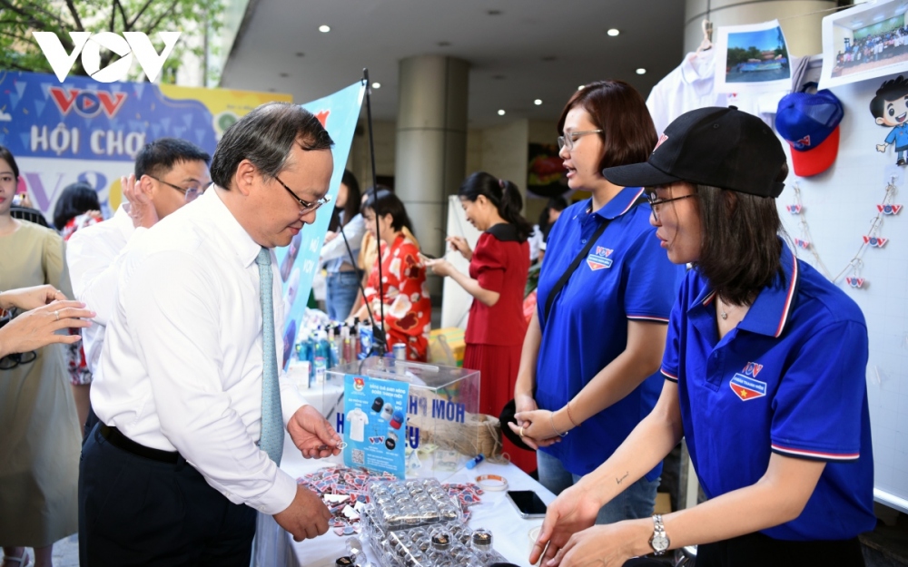 The president of VOV purchases some items from the youth union’s stall.