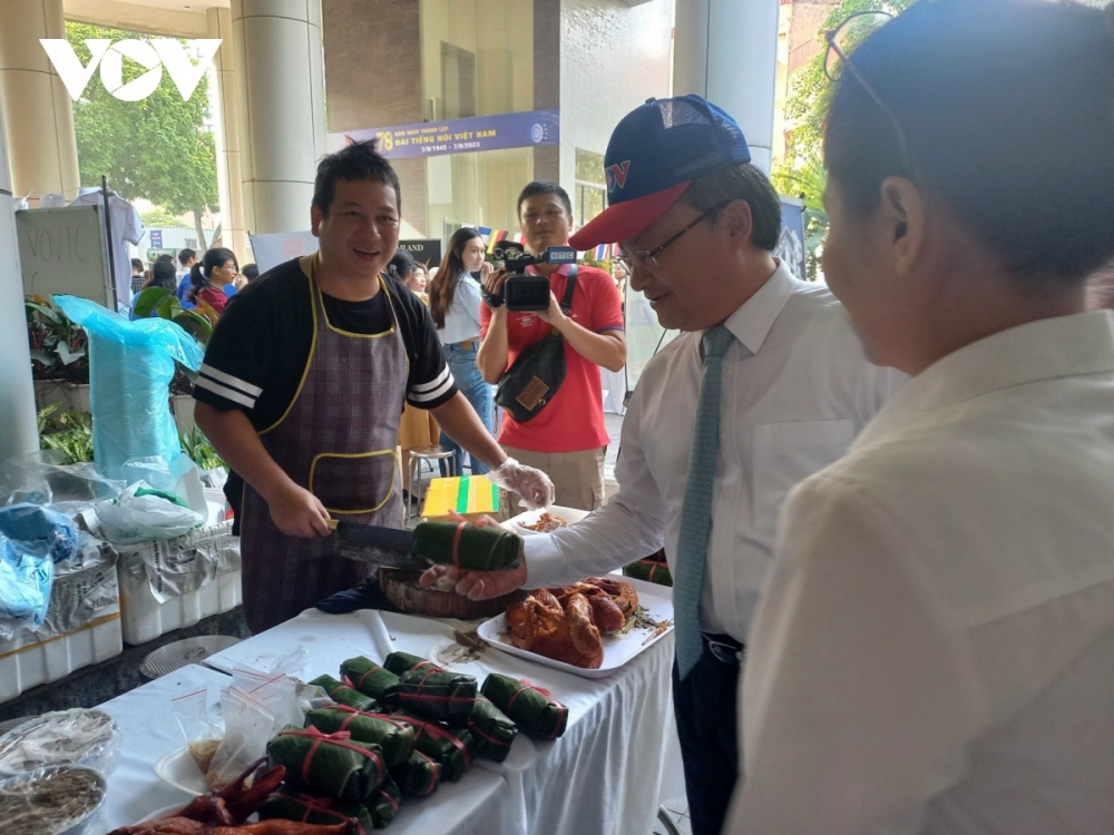 Staff of the online newspaper sell grilled duck.