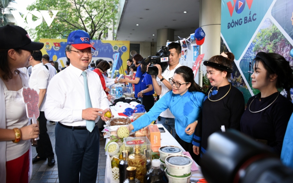 VOV president Tien Sy enjoys interacting with staff from VOV’s bureau in the northeastern region who have taken part in the fair for the first time.