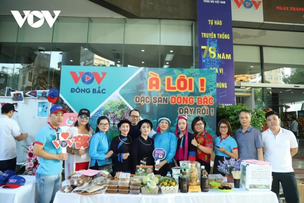 A food stand of VOV’s bureau in the northeastern region showcases specialties from Quang Ninh, Hai Phong, Cao Bang, Bac Kan, and Lang Son provinces.