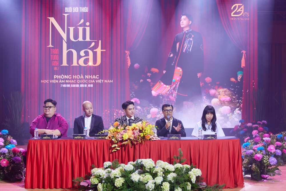 Từ trái qua: Đạo diễn Vương Khang, nhạc trưởng Đồng Quang Vinh, Trần Tùng Anh, nhạc trưởng Lưu Quang Minh, nhà báo Lương Ái Vân.