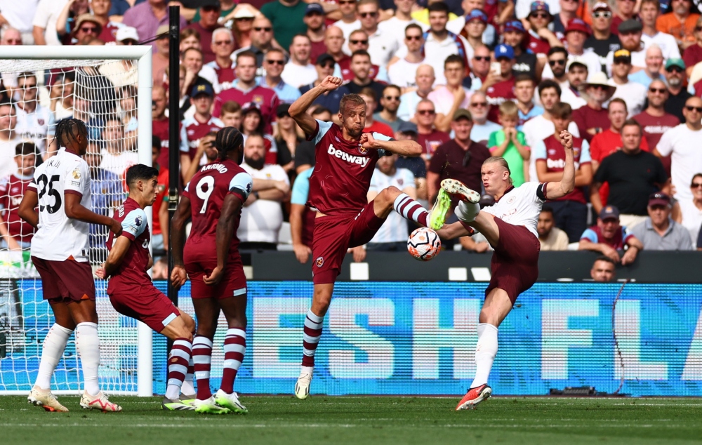 Man City đang tạo nên sức ép rất lớn lên hàng thủ West Ham. (Ảnh: Reuters). 