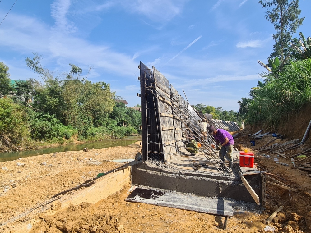 Xây dựng kè chống sạt lở bờ sông