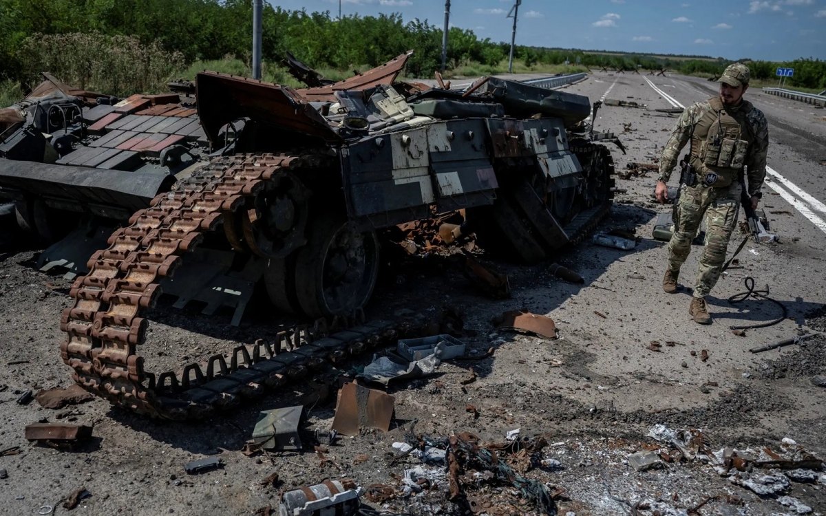 Một người lính Ukraine đứng nhìn chiếc xe tăng Ukraine đã bị phá hủy gần ngôi làng Robotyne. Ảnh: Reuters.