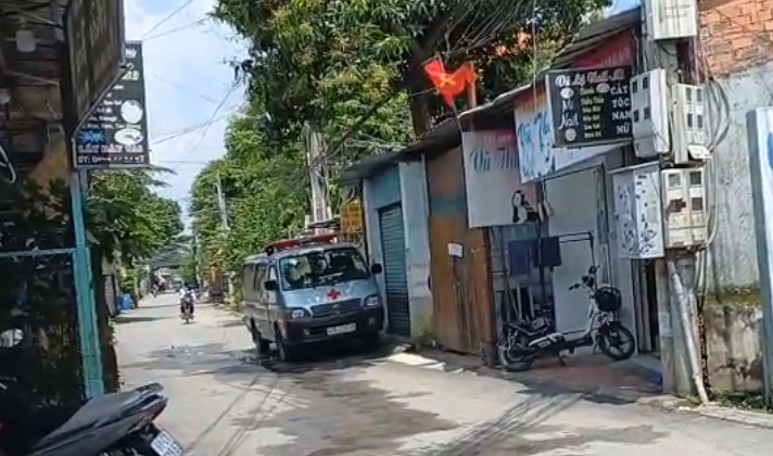 Xe cứu thương được điều xuống hiện trường (ảnh: ĐC).