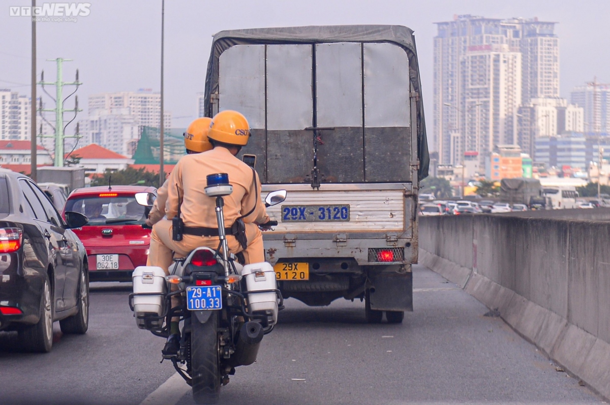 Ô tô lấn sang làn khẩn cấp ở vành đai 3 trên cao để nhanh chóng thoát khỏi đoạn đường ùn tắc.