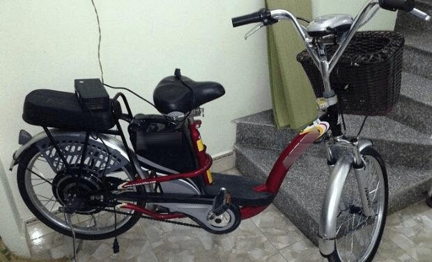 Xe đạp điện có thể sạc trực tiếp hoặc tháo ắc quy ra (Ảnh minh họa: KT)