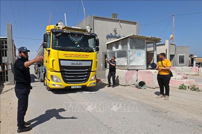 Xe tải đi qua cửa khẩu Kerem Shalom tại Dải Gaza ngày 14/5/2023. Ảnh tư liệu: AFP/TTXVN