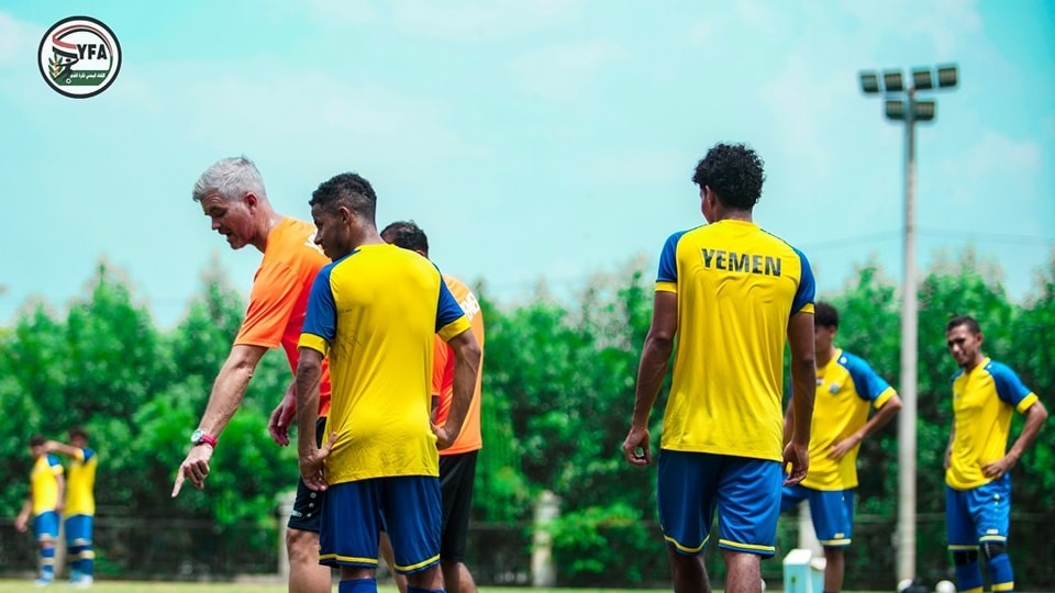 Các thành viên U23 Yemen chăm chú theo dõi chỉ đạo của ban huấn luyện. 