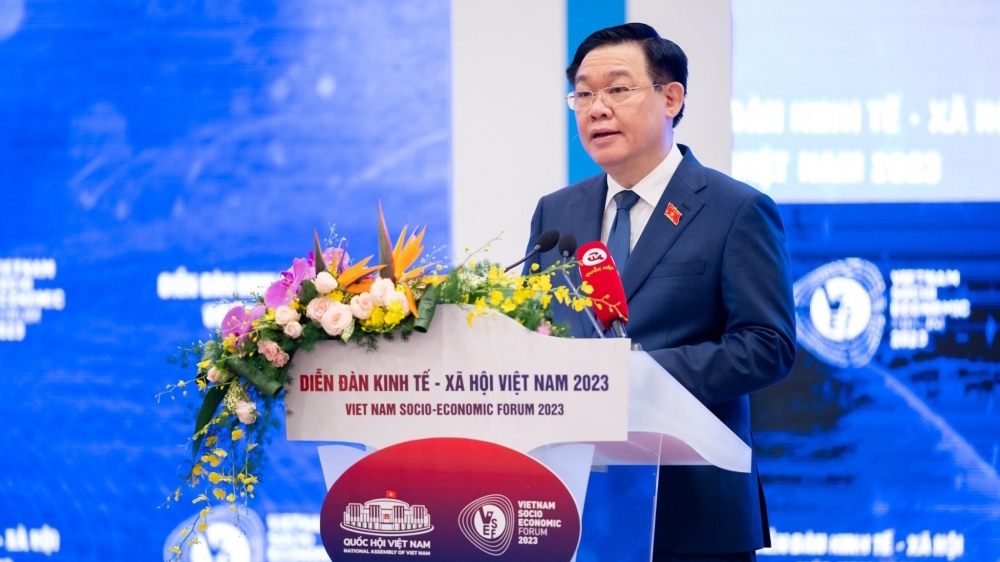 Chủ tịch Quốc hội Vương Đình Huệ cho rằng, Việt Nam cơ bản vững vàng trước “những cơn gió ngược”