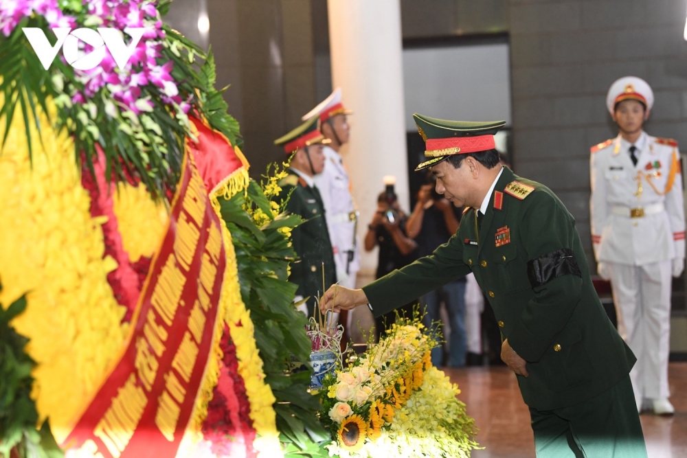 Bộ trưởng Quốc phòng - Đại tướng Phan Văn Giang dâng nén nhang tiễn biệt Thượng tướng Nguyễn Chí Vịnh.