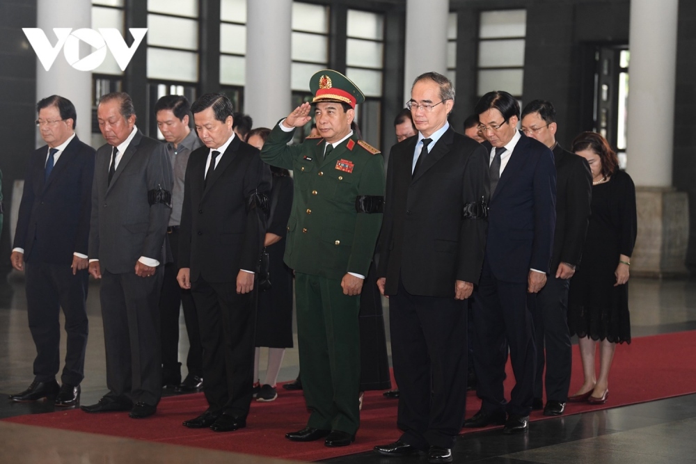 Đoàn Chính phủ do Phó thủ tướng Lê Minh Khái dẫn đầu vào viếng Thượng tướng Nguyễn Chí Vịnh.