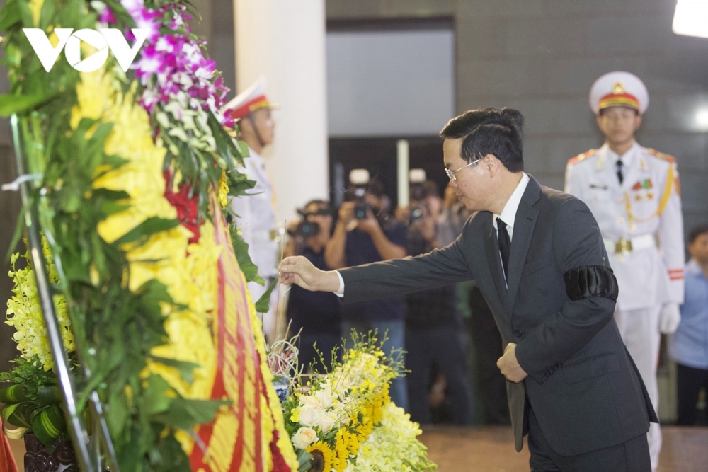 Chủ tịch nước Võ Văn Thưởng dâng nén nhang tiễn biệt Thượng tướng Nguyễn Chí Vịnh.