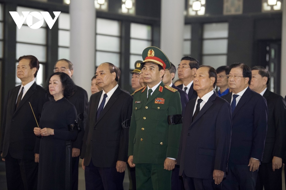 Đoàn Ban Chấp hành Trung ương Đảng do Thường trực Ban Bí thư Trương Thị Mai dẫn đầu vào viếng Thượng tướng Nguyễn Chí Vịnh.